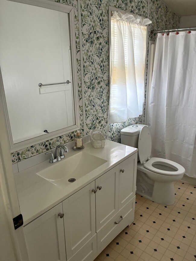 Building Photo - 526 W Pelaar Dr