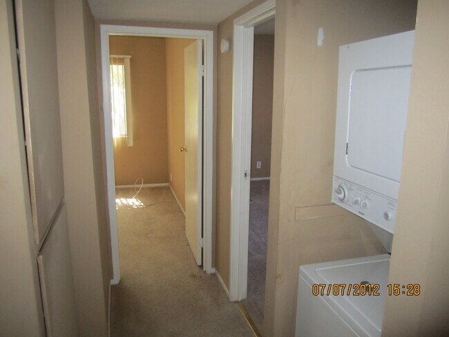 Building Photo - This Townhouse is located minutes from the freeway!