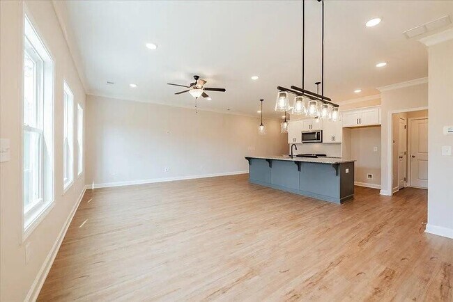 Building Photo - 121 Priestwood Ln