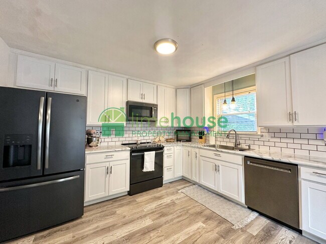 Building Photo - 5 Baywood Ln