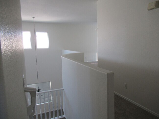 Building Photo - 4 Bedroom / 3.5 Bath Chandler Home in Gated Lake Community!