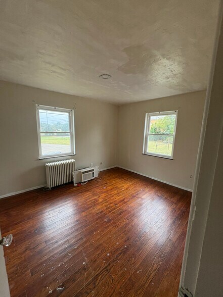 Building Photo - 14 W Victory Dr