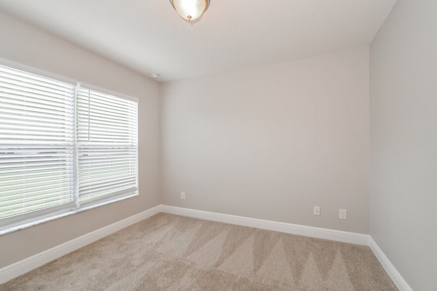 Building Photo - 1705 Southern Oak Loop