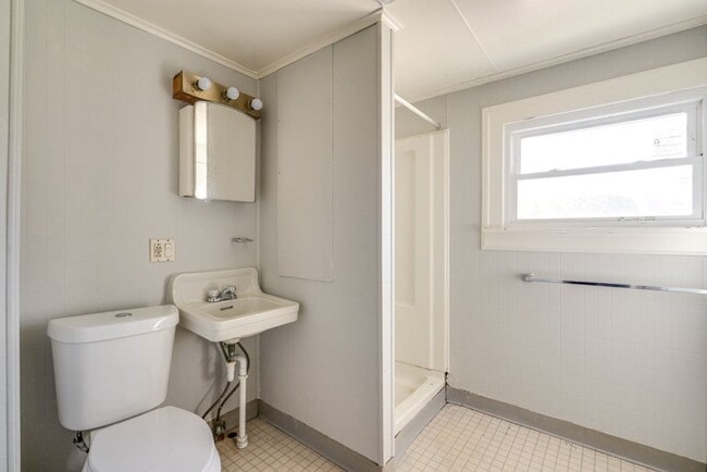 Building Photo - 491 Allyn St