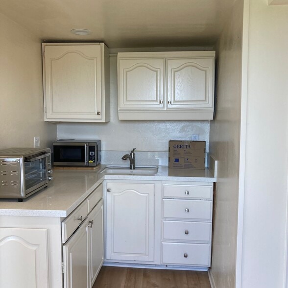 Building Photo - 2180 Foster Ave