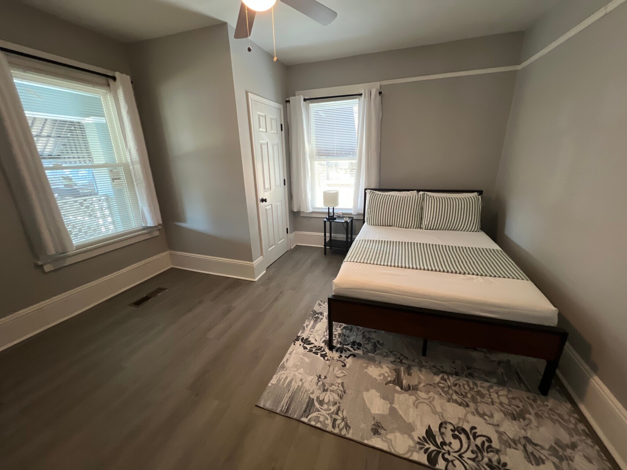 Building Photo - 1933 James Ave