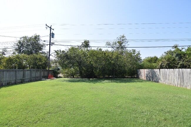 Building Photo - 1002 Clairidge Ave