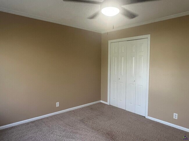 Building Photo - 137 N Springs Ct