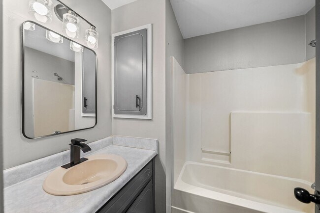 Building Photo - 3 Bedroom 1 1/2 Bath Renovated Home For Rent!