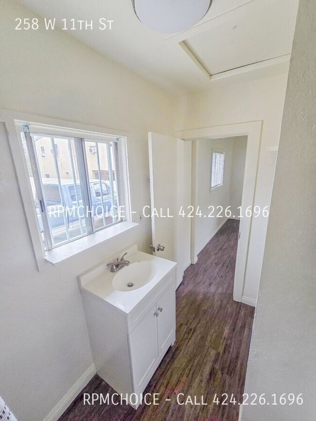 Building Photo - 258 W 11th St