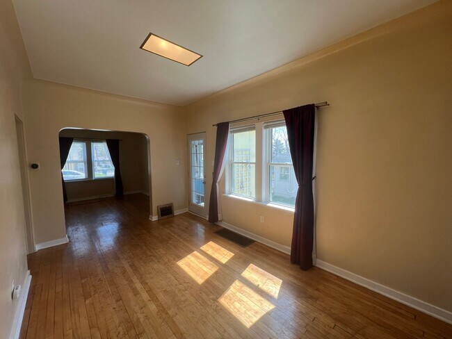 Building Photo - AVAILABLE JUNE - Perfect 2 Bed 1 Bath In Hillside Neighborhood