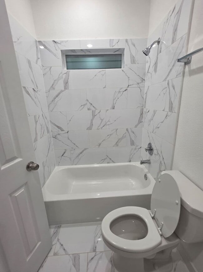 Building Photo - Stunning Duplex with Garage & Modern Finishes