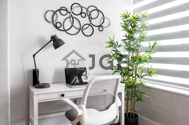 Building Photo - 270 NE 191st St