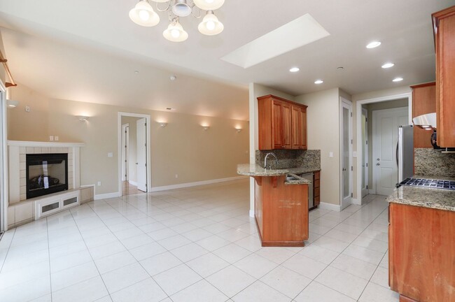 Building Photo - 4 Bed / 3.5 Bath clean and comfortable Sun...