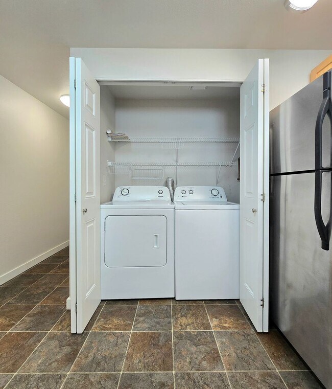 Building Photo - 2 Bedroom Condo Available in Kenmore