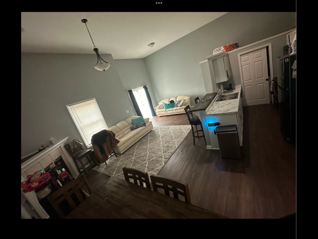 Building Photo - 250 Parktrail Rd