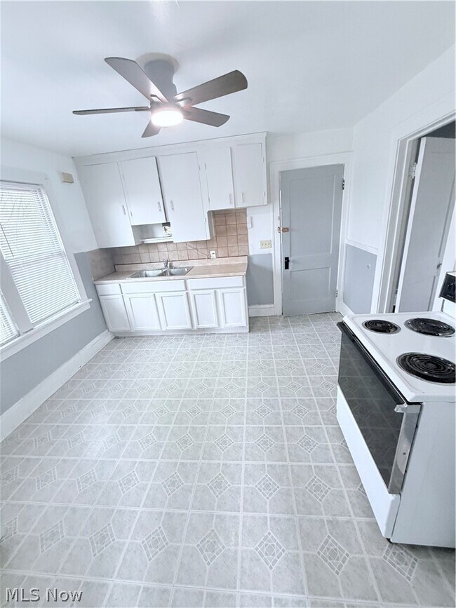 Building Photo - 14011 Glendale Ave