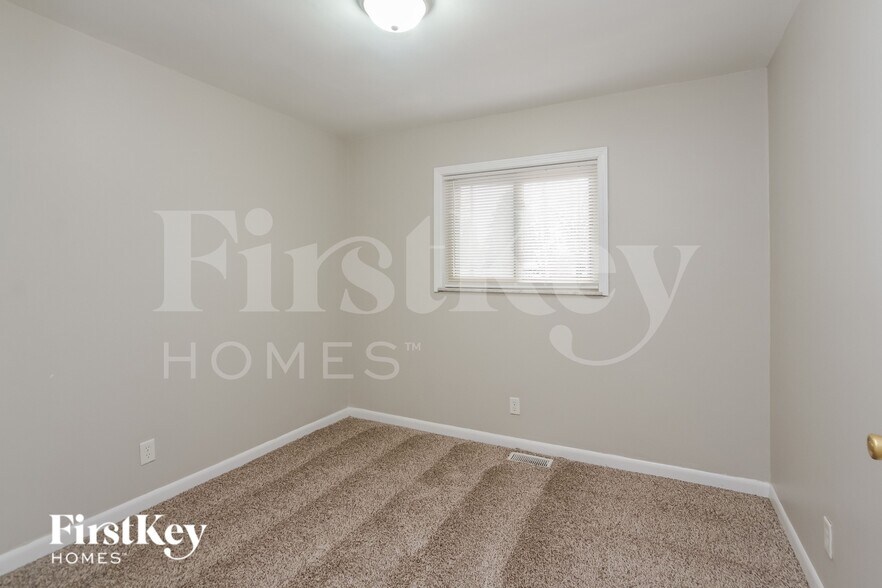 Building Photo - 3880 W Smith Valley Rd