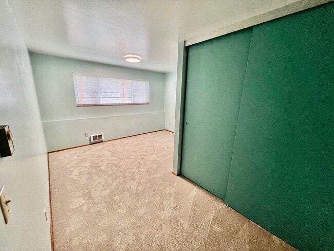 Building Photo - 2bd/1ba Seattle Triplex