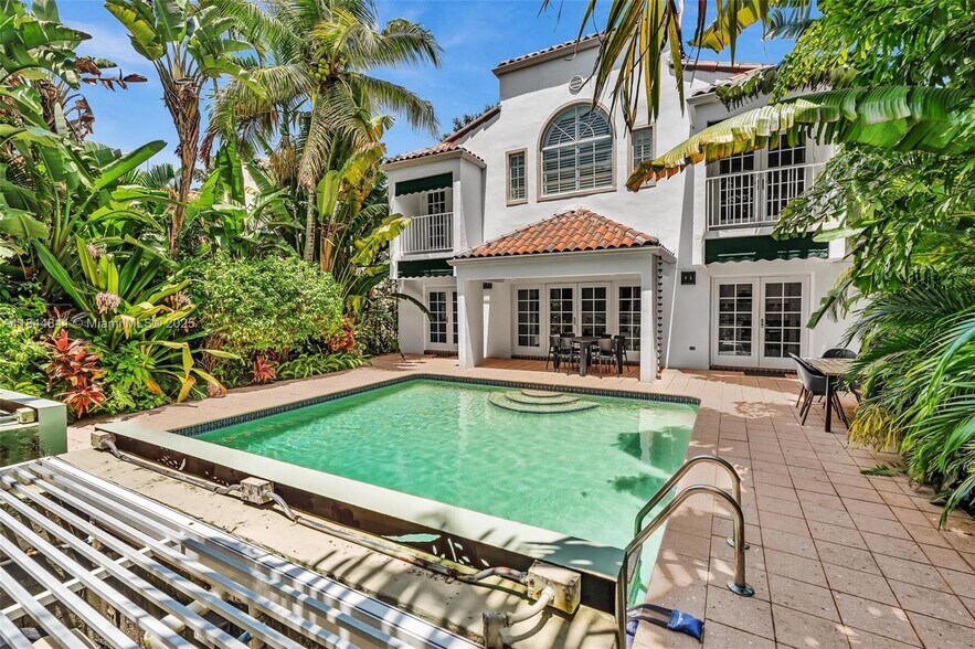 Primary Photo - 2516 San Domingo St