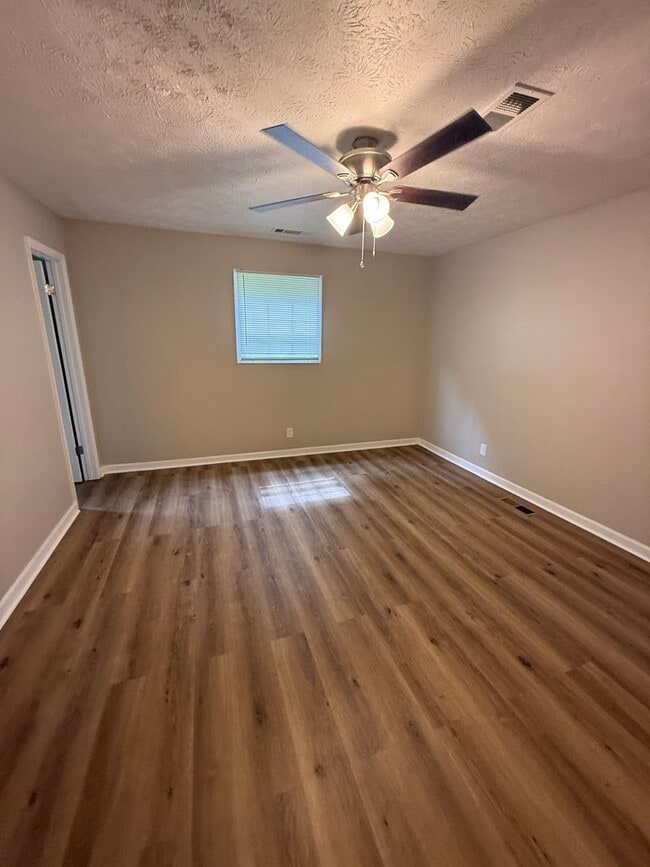 Building Photo - Classy Coral Way