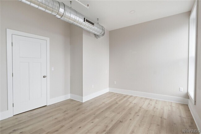 Building Photo - 136 Seneca St
