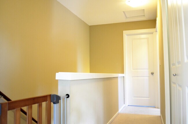 Building Photo - Desirable location/Redmond Ridge! Modern but functional. Great layout for entertaining guest or c...