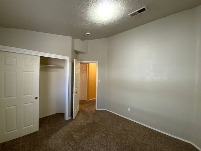 Building Photo - 3 Bedroom Single Story Home Near Unser Blv...