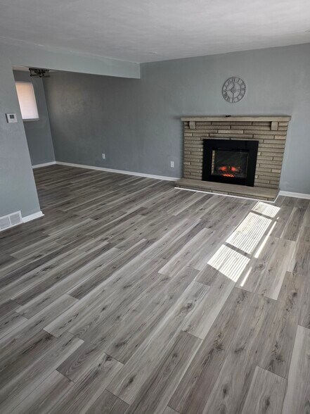 Building Photo - 5052 Azalea Dr