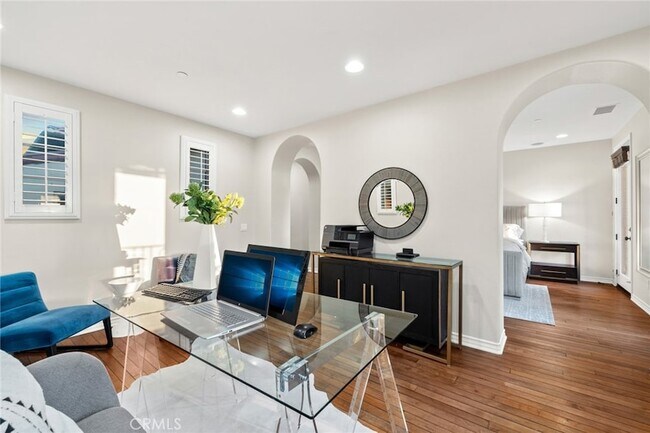 Building Photo - 33 Tall Hedge