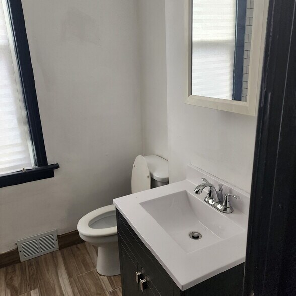 Building Photo - 1528 Thorn St