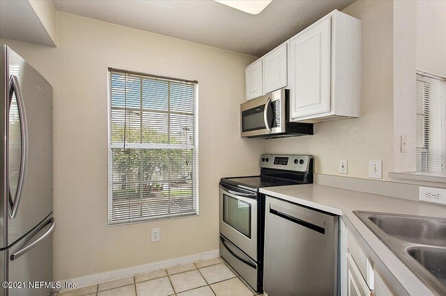 Building Photo - 13703 Richmond Park Dr N