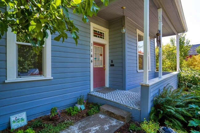 Building Photo - Charming Solar Home in Portland Woodlawn Neighborhood