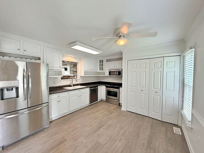 Building Photo - Updated Home in the Heart Of Chesterfield
