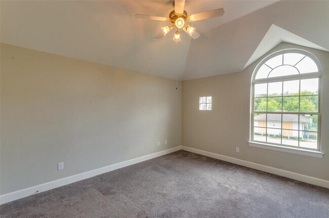 Building Photo - 612 E 38th St