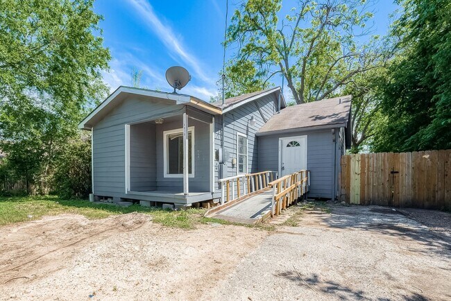 Building Photo - Affordable spacious 4bed/2bath single-fami...