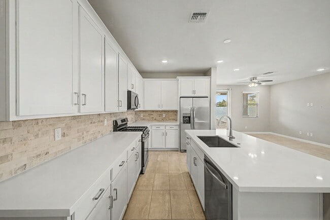 Building Photo - 4 bedroom 1 Story Home