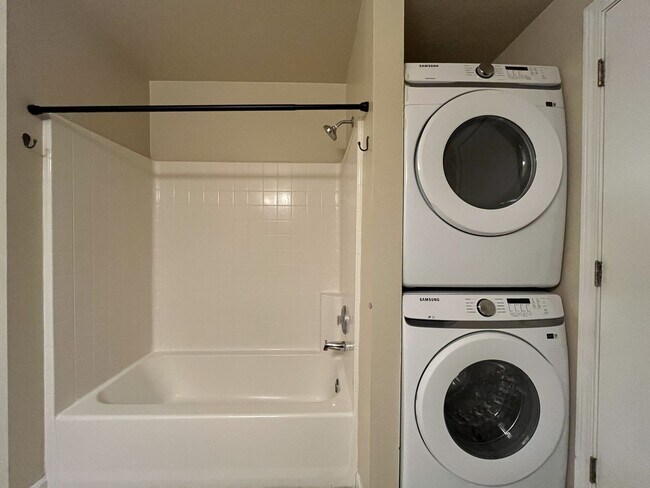 Building Photo - Spacious 904 Sq Ft Home in Bethany with Garage Parking, Washer/Dryer & Modern Kitchen Features