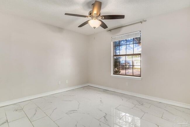 Building Photo - 207 McClure Dr