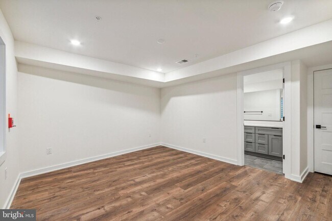 Building Photo - 6211 Woodbine Ave