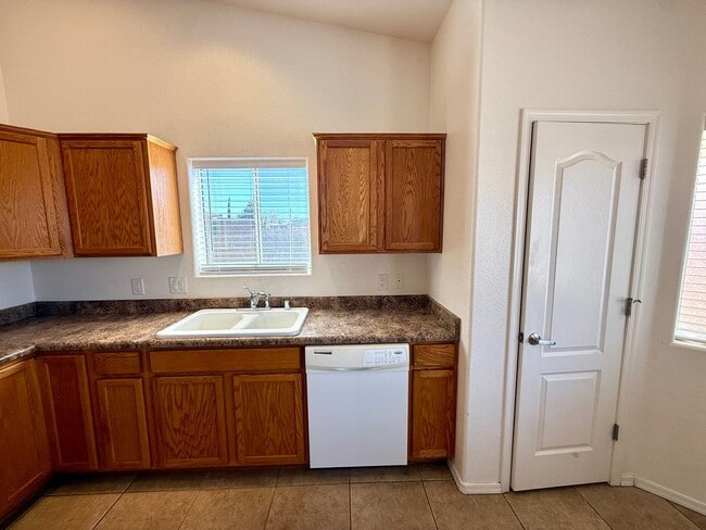 Building Photo - Great 3 bedroom, 2 bathroom home located in a cul-de-sac