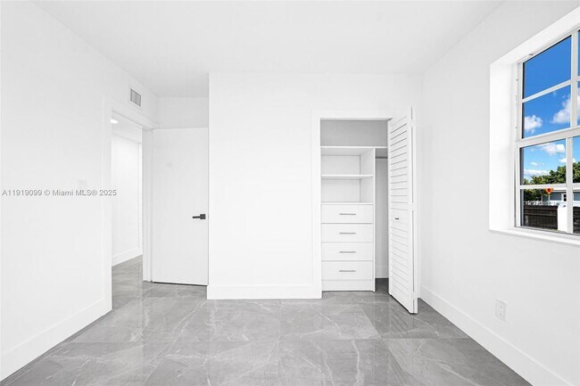 Building Photo - 4040 SW 108th Ave