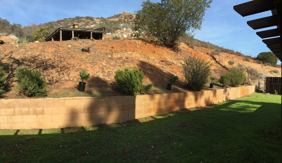 Upper backyard with deck - 10431 Santana St