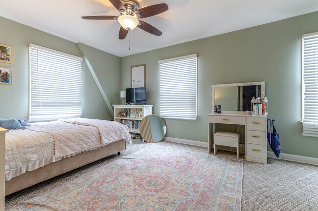 Building Photo - 3 Lakeview Dr