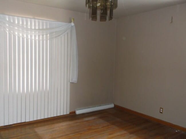 Building Photo - 4BR SINGLE FAMILY HOME, GREAT LOCATION, YARD, PARKING, BASEMENT