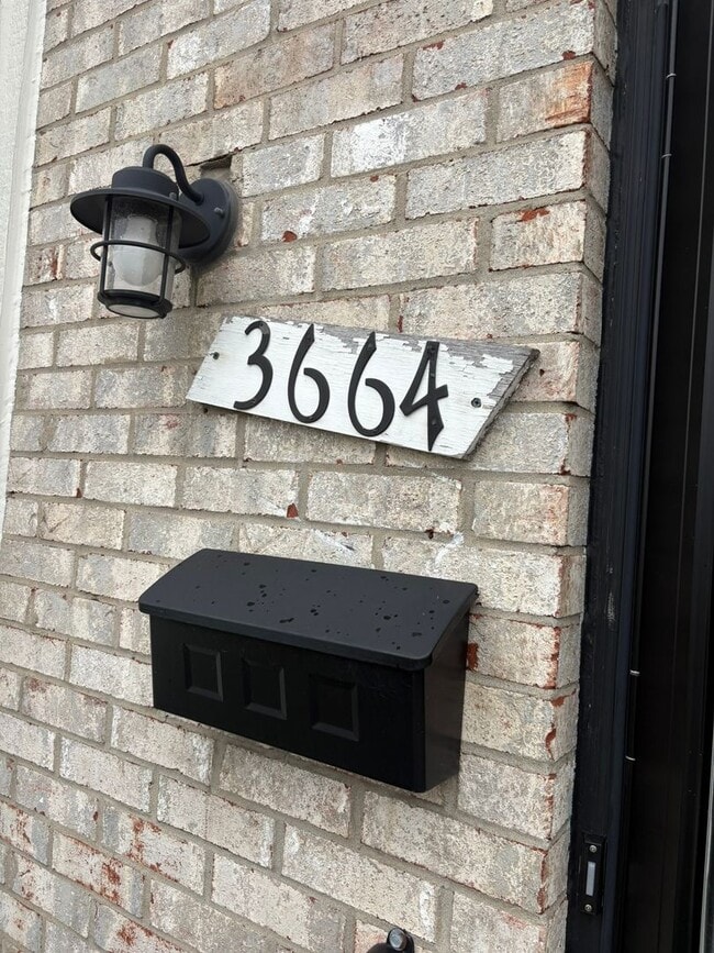 Building Photo - Beautifully Updated Townhouse – Prime Location!
