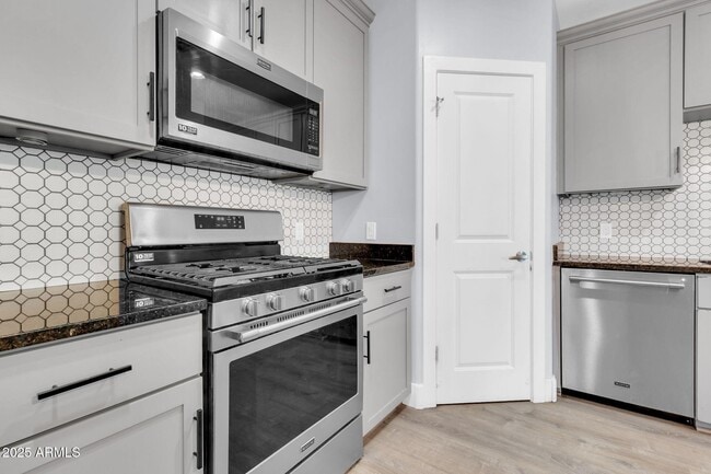 Building Photo - 945 E Playa Del Norte Dr