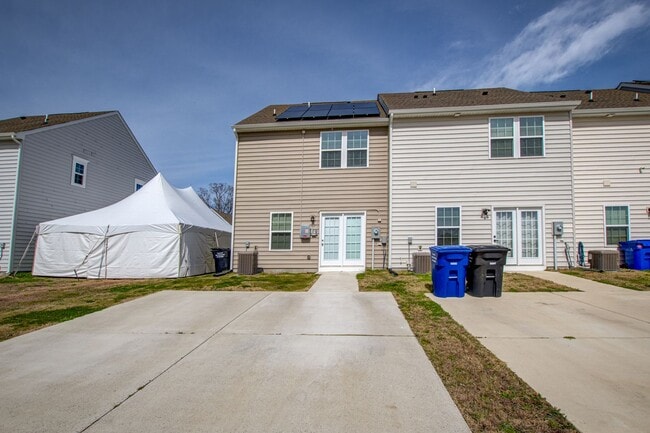 Building Photo - Like New End Unit Townhome, 3 Bed 2.5 Bath