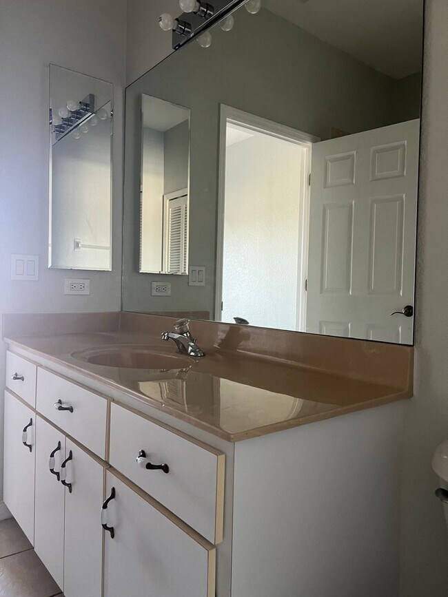 Building Photo - Villa Congress