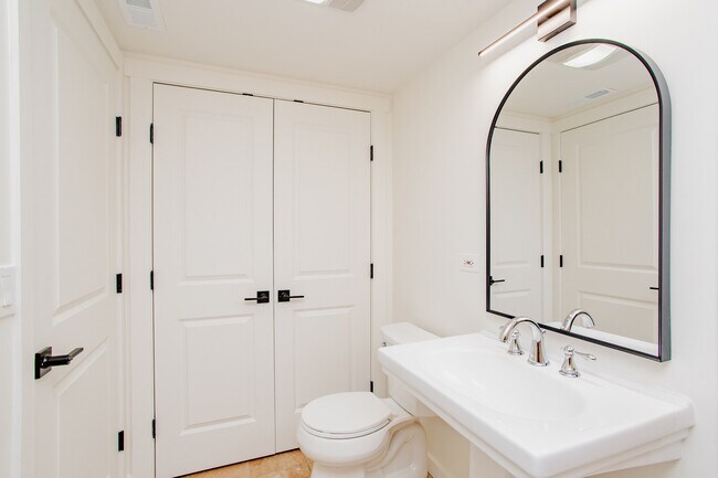 Building Photo - 6677 N Oliphant Ave